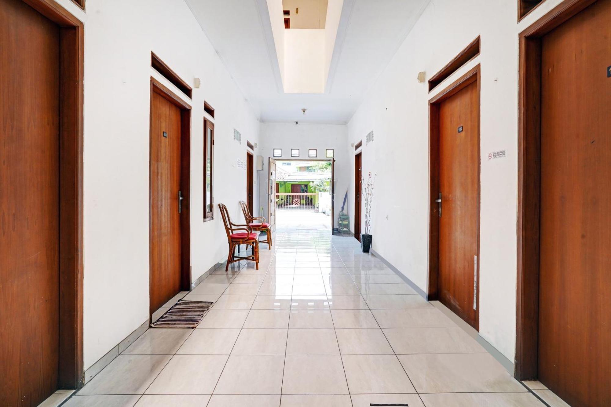 Oyo 1932 Srimahi Residence Bandung Esterno foto